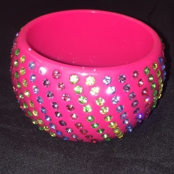 3/$15 Vintage chunky plastic pink bracelet. - Picture 1 of 5